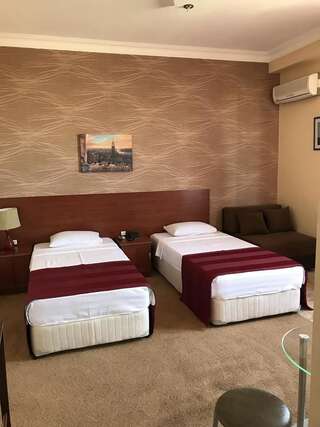 Отель Hotel Condori Кобулети Двухместный номер с 2 отдельными кроватями и дополнительной кроватью-1